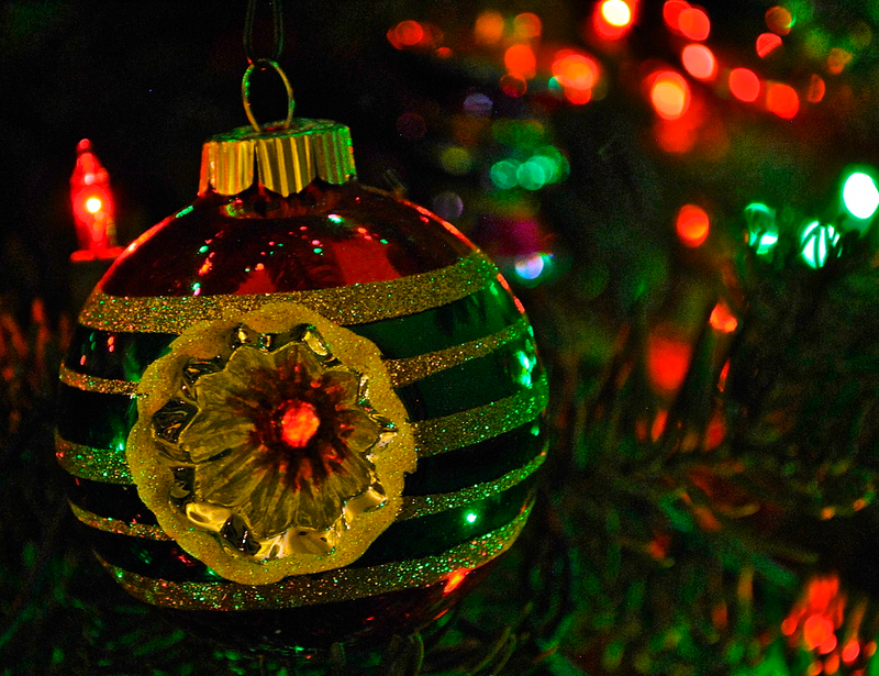 Illustration for article titled 24 Photographs Of Your Most Treasured Ornaments